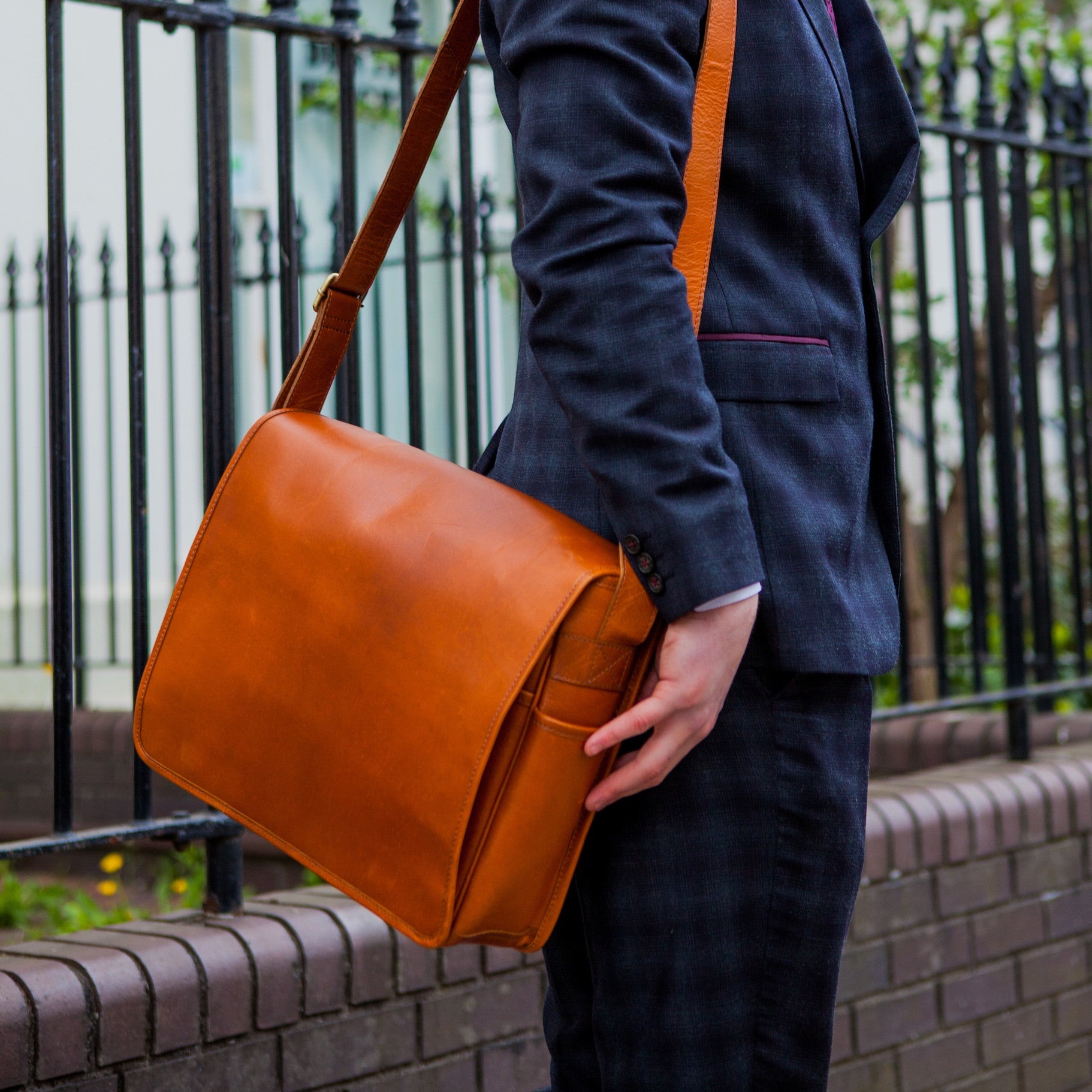 Leather messenger bag for men with laptop compartment Niche Lane